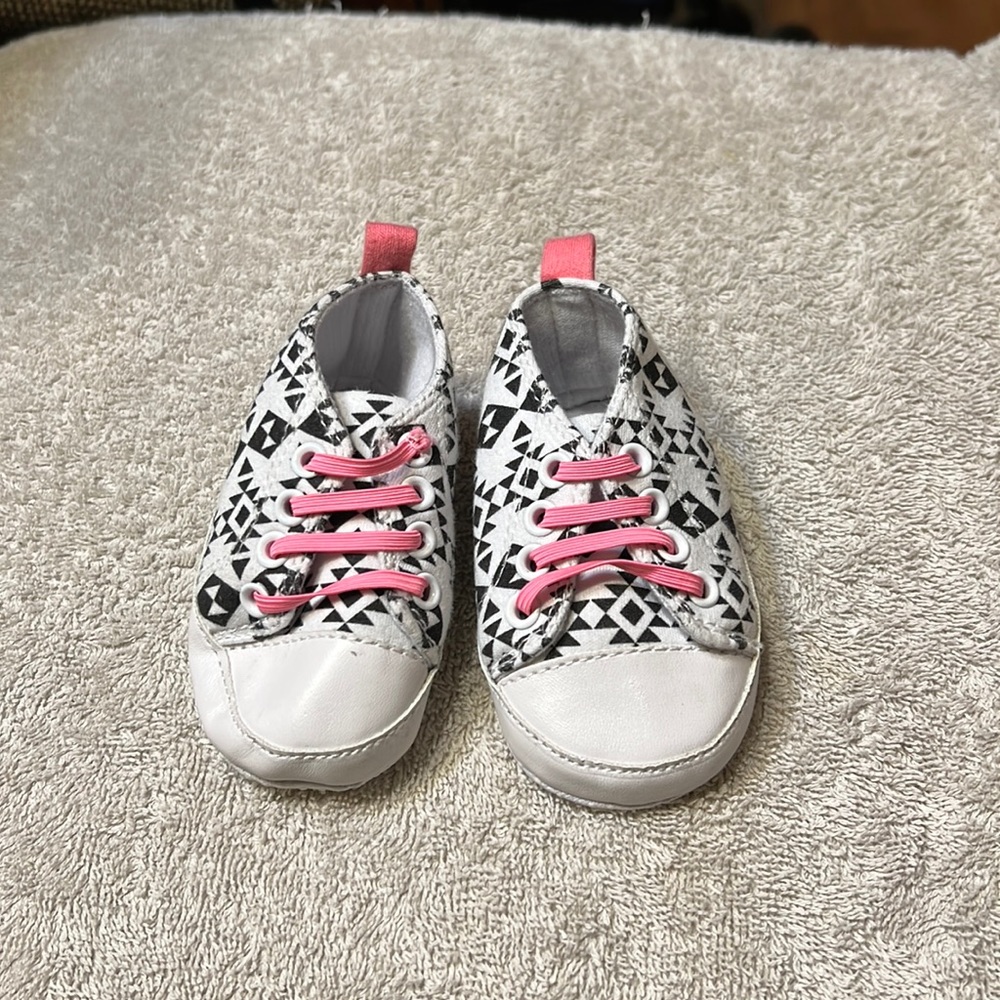 Infant soft shoes, size 6 to 9 months